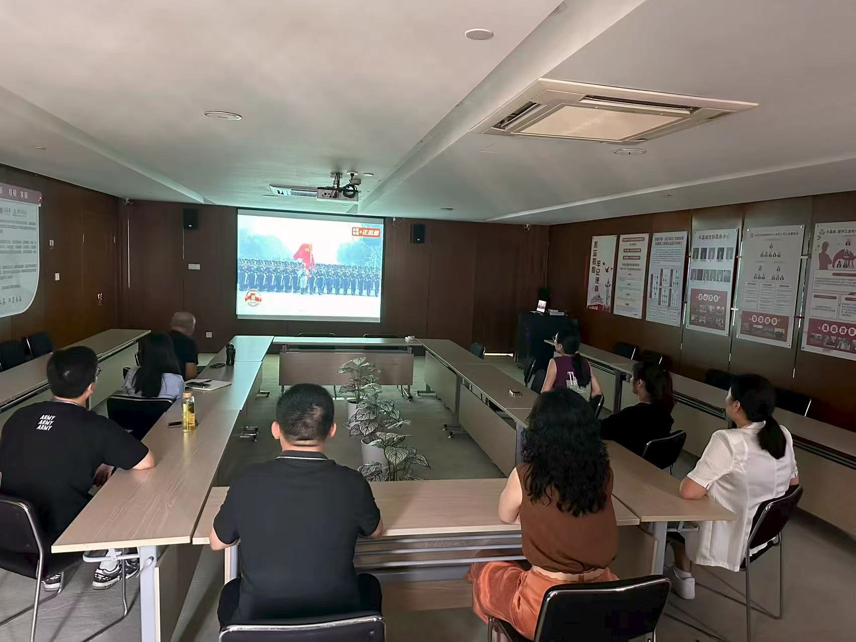 水晶城黨支部組織黨員觀(guān)看九三閱兵