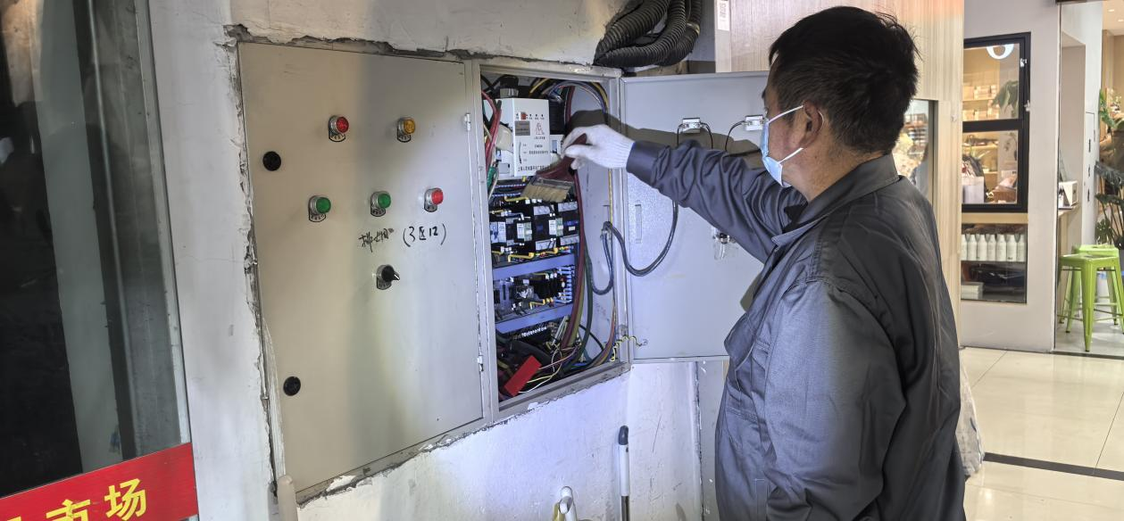 錢江商城排煙風(fēng)機(jī)控制柜維護(hù)完成，安全保障再升級