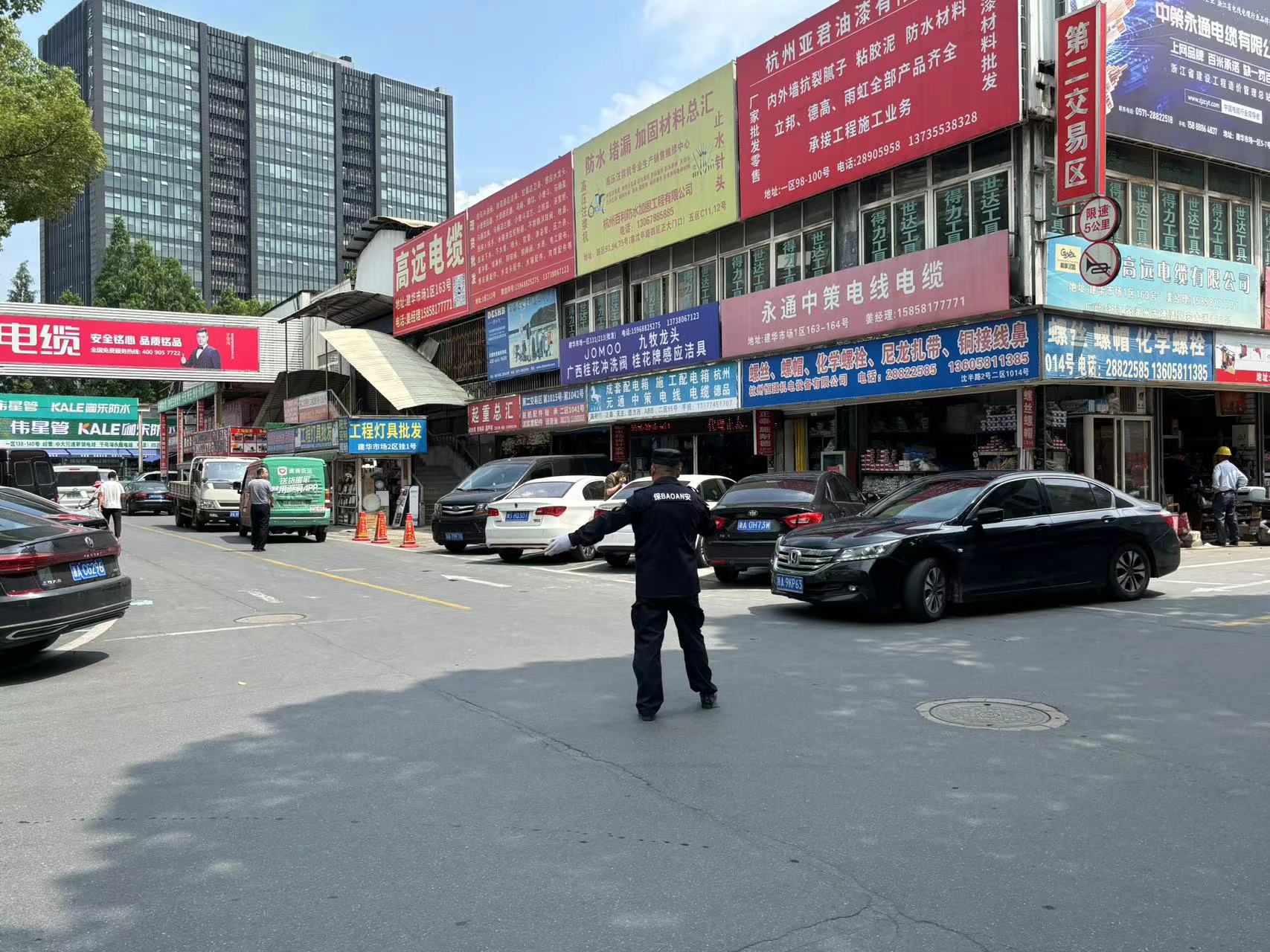 無懼夏日炎烈！建華市場(chǎng)勇抗高溫！